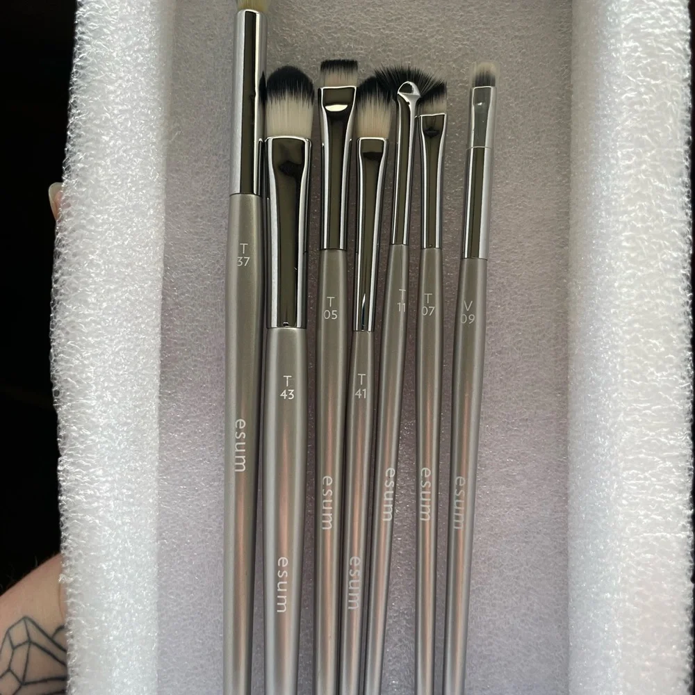 Esum Silver Makeup Brush Set - Picture 1 of 5